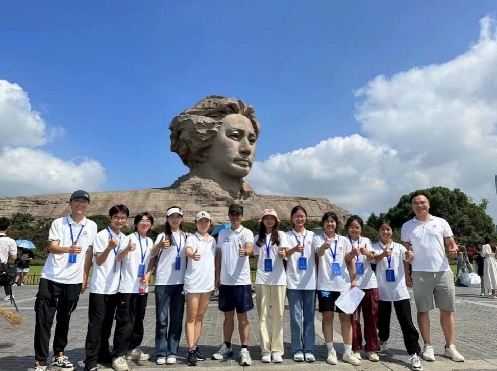 校友志願者協會的大學生們用心服務，贏得了大家的贊譽和尊重。李謙攝