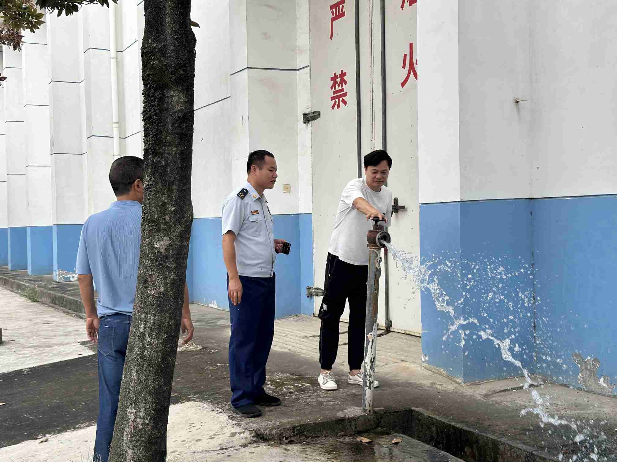 大隊防火監督員檢查糧倉室外消防栓。單位供圖