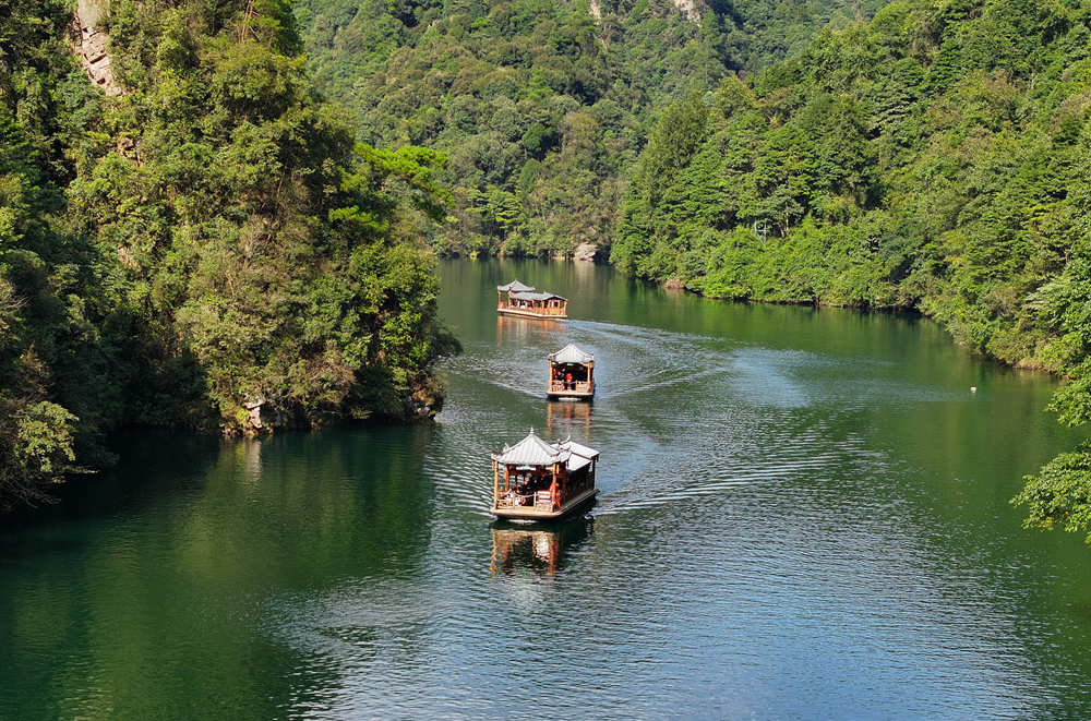 9月18日，游人乘船在湖南张家界宝峰湖景区游玩。吴勇兵摄