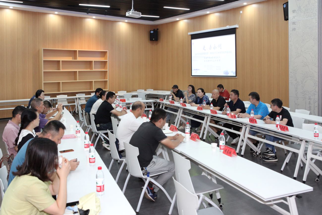開展文學講座。於海 攝