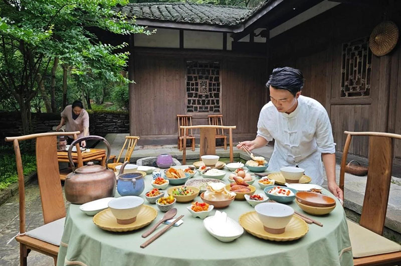 桃花源擂茶制作中。单位供图
