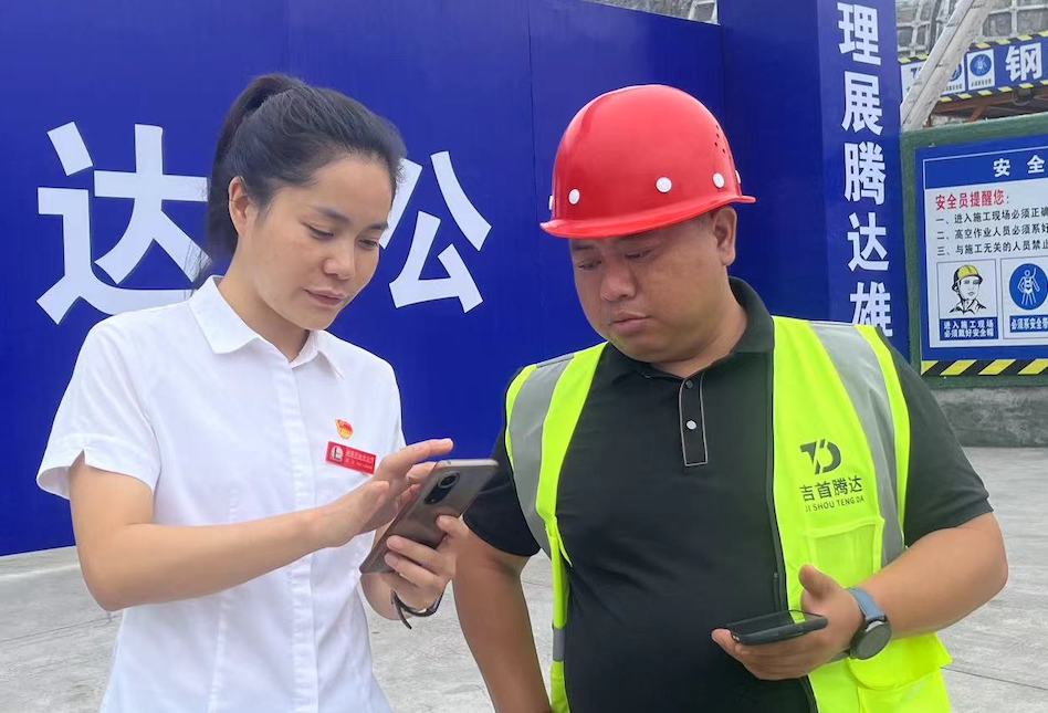 工作人员外出走访。受访单位供图
