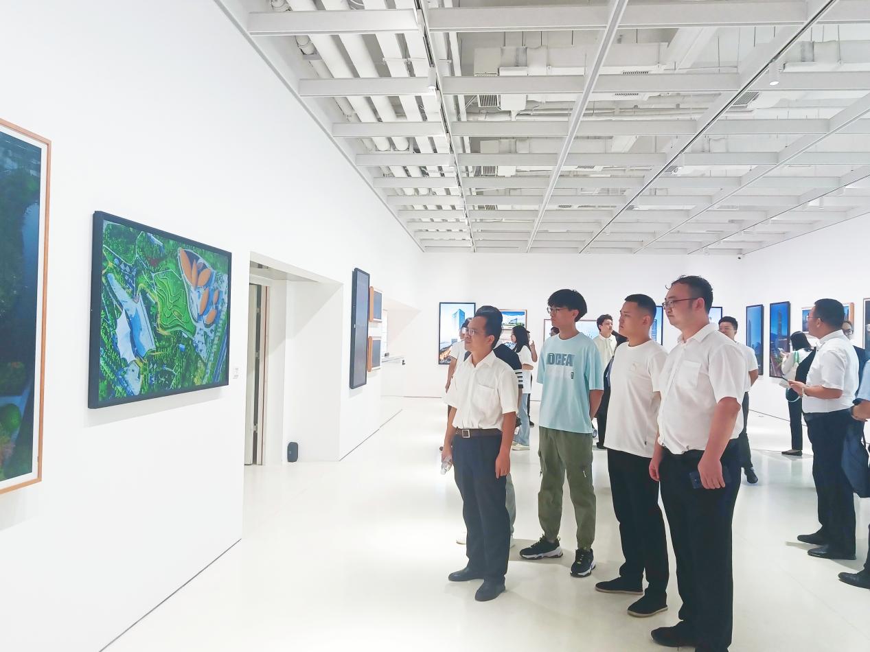 省屬國企代表參觀了湖南省建筑設計院藝術館“光景筑夢”品牌設計展。嚴夢靜 攝