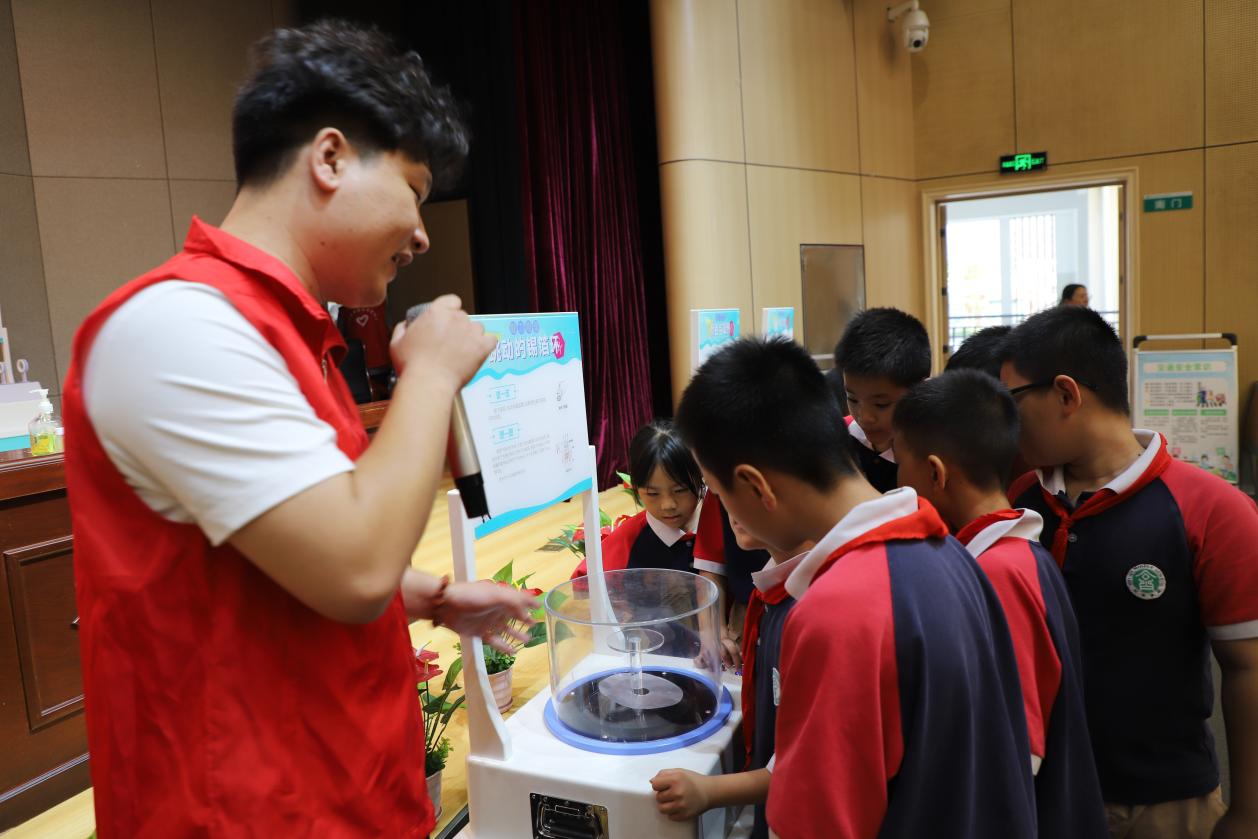 同学们近距离体验科技展品。单位供图