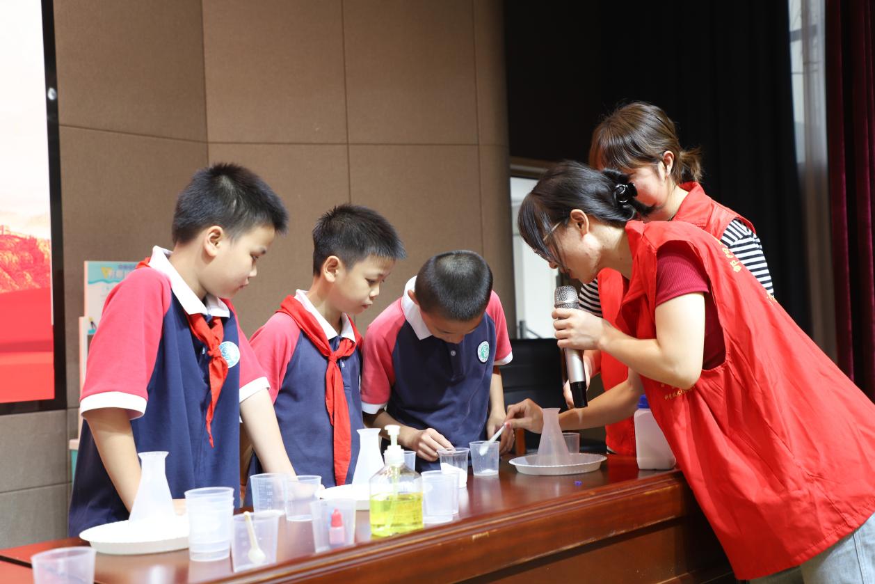 科技志愿者指导学生做科学实验。单位供图