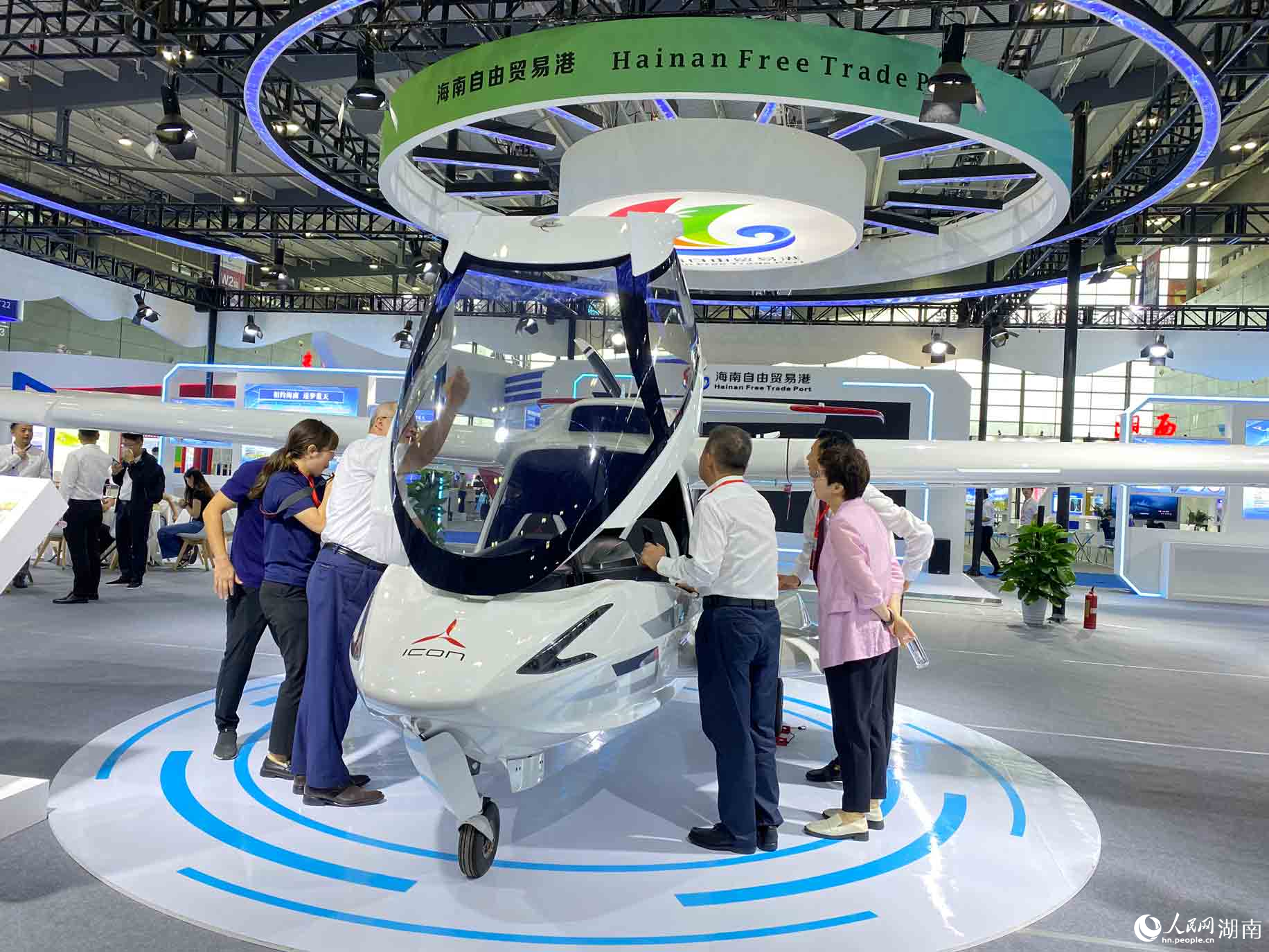 海南自由贸易港展区轻型运动飞机展示。 人民网 向宇摄