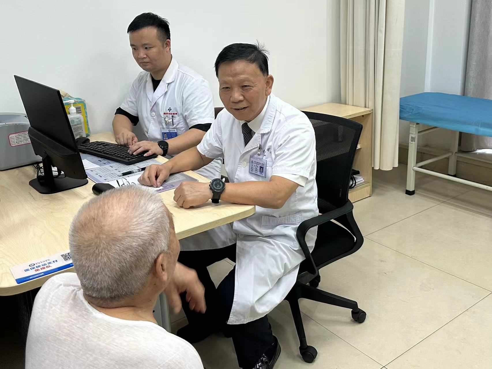王万春在株洲市中心医院坐诊。曾愉捷摄