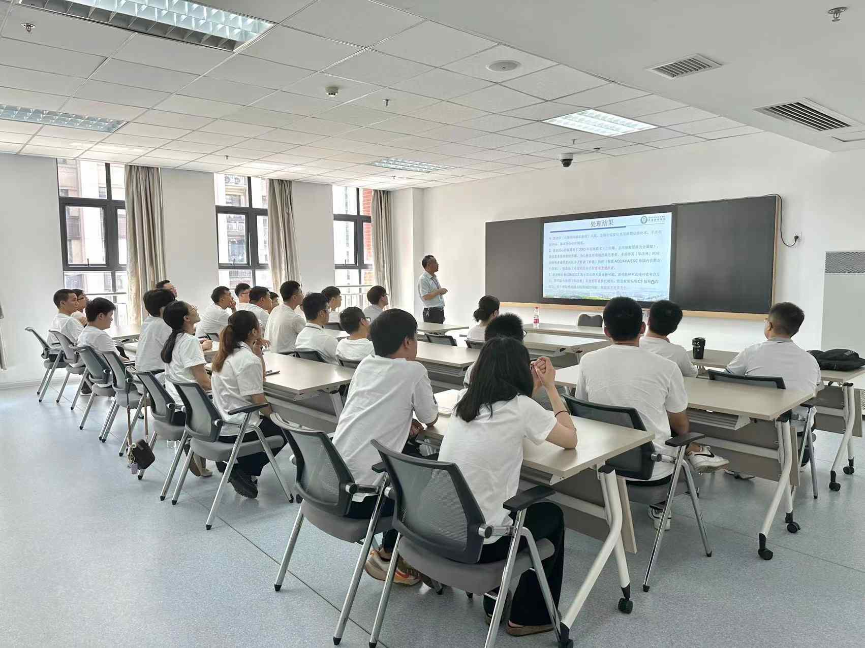 湘雅医学院学生在株洲市中心医院参加实践培训。曾愉捷摄