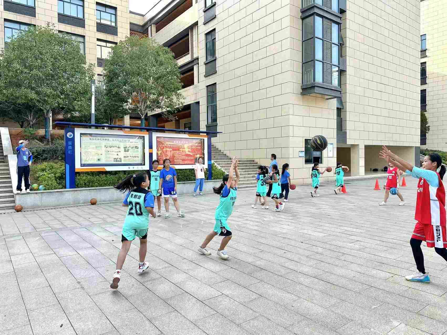 长郡云龙实验学校的学生正在上选修课。曾愉捷摄