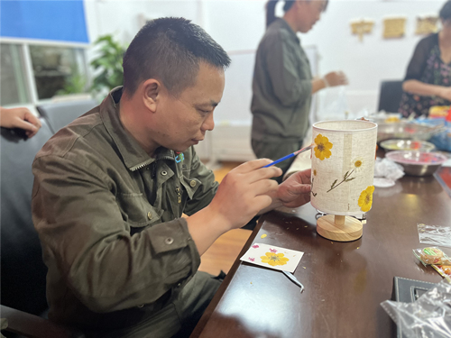 工友共同制作月饼及压花灯。受访单位供图
