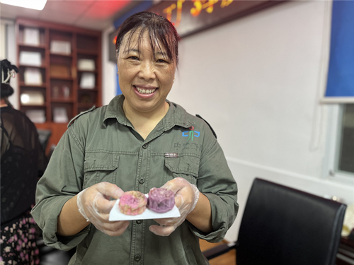 工友共同制作月饼及压花灯。受访单位供图