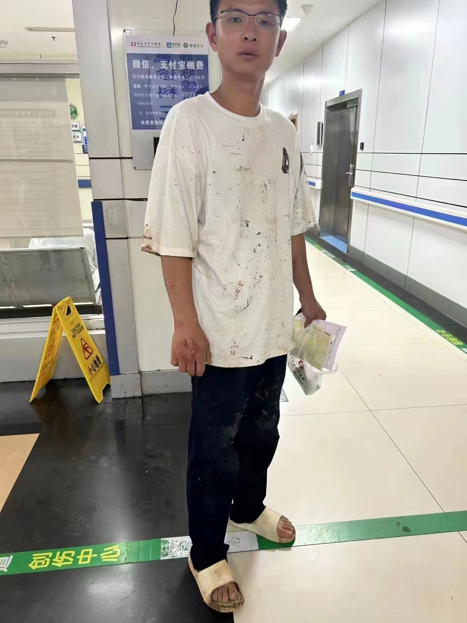 張含跟隨醫護人員將兩名傷者送進醫院。 雨花區委宣傳部供圖