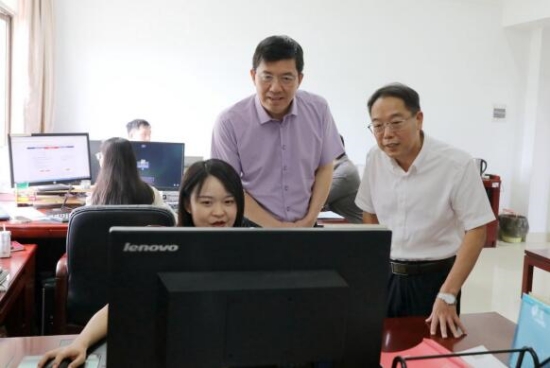 省司法厅二级巡视员田自成（右一）和省税务局党委委员、副局长王宏伟（右二）进行考法巡考。受访单位供图