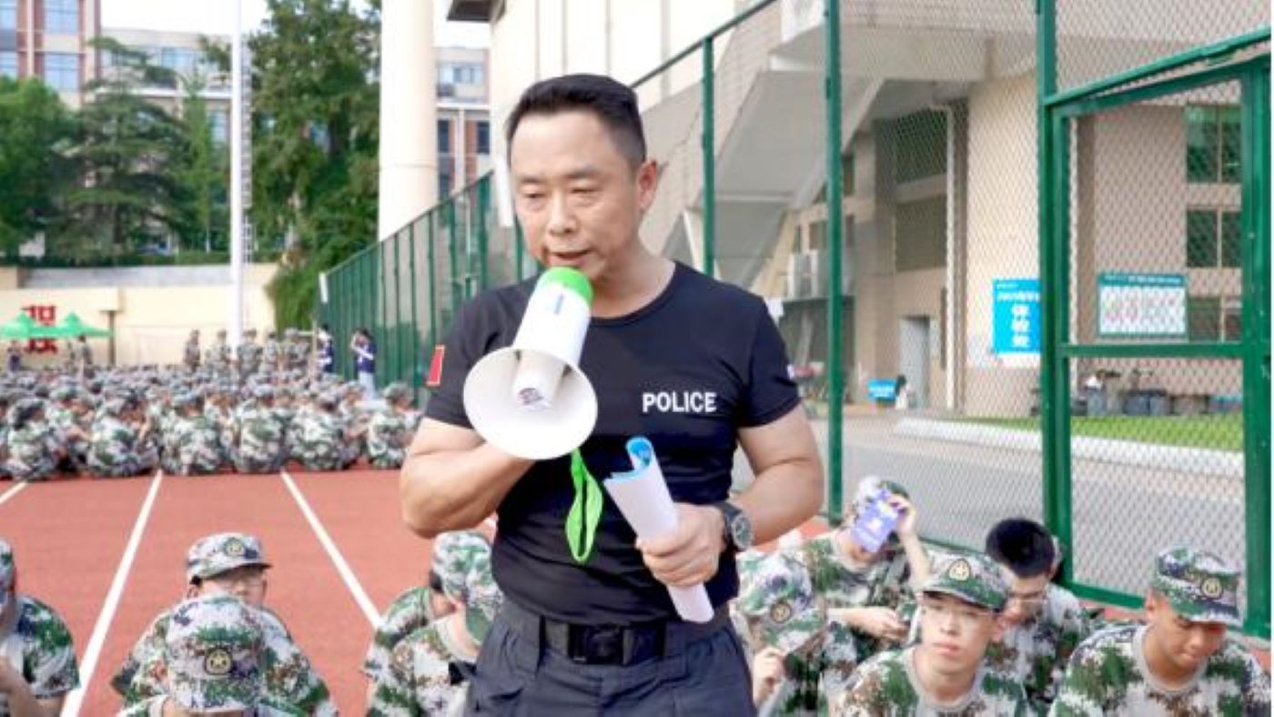 桔子洲派出所湖大社区民警杨德君，走进湖南大学新生军训，开展反诈宣传。单位供图