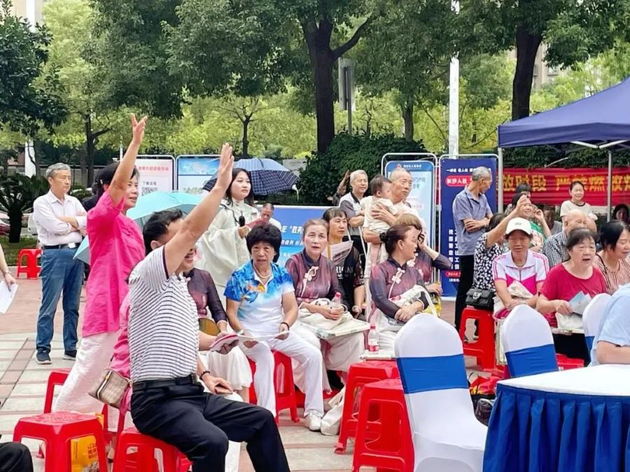 西湖街道格林广场上正在进行的网络安全宣传活动现场。单位供图
