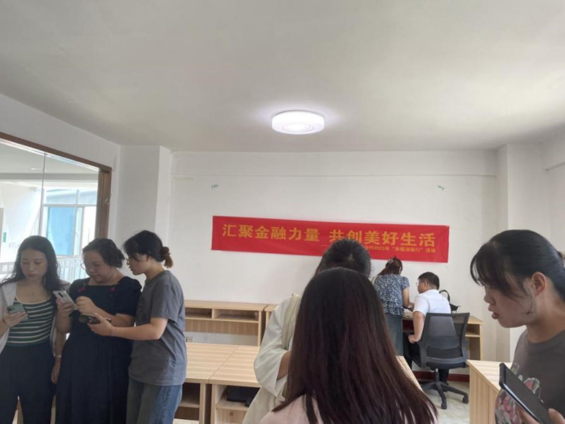 岳阳分行营业部、岳麓山支行走进企业开展反诈宣传。单位供图