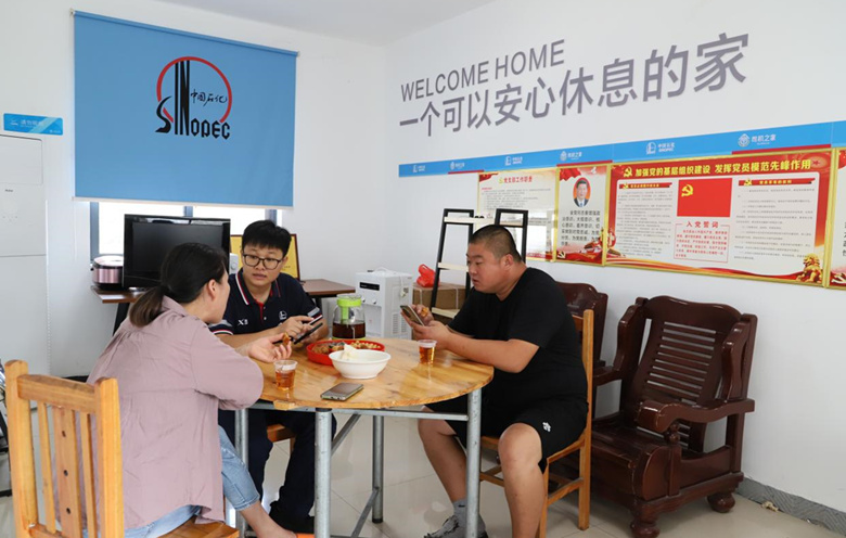 司机在“司机之家”里吃饭休息。单位供图