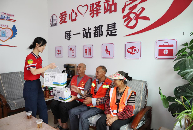 环卫工人在“爱心驿站”休息。单位供图