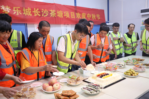 工友们一起吃月饼。受访单位供图