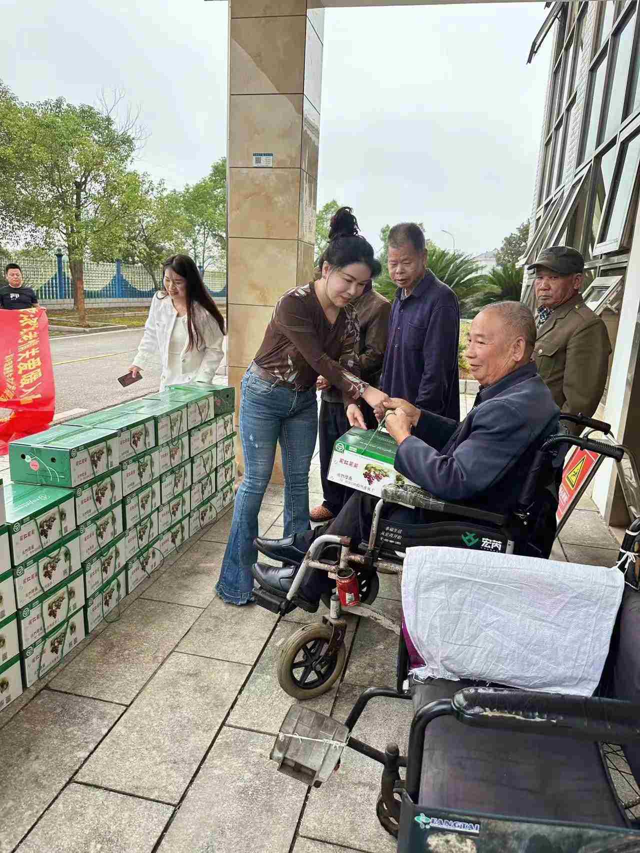 刘小玲关切询问老人近况。单位供图