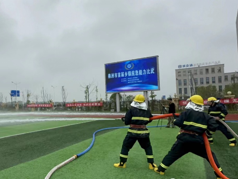 水罐消防车一车两枪操。单位供图