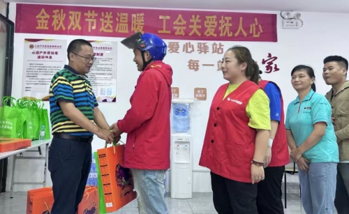 送温暖现场。受访单位供图
