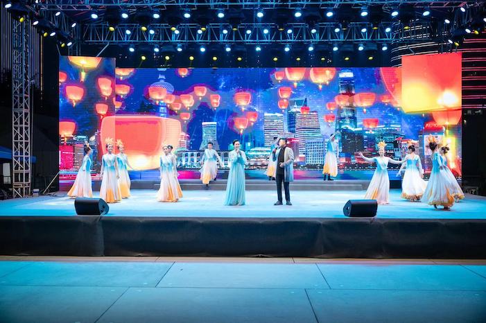 晚会现场歌舞表演。单位供图