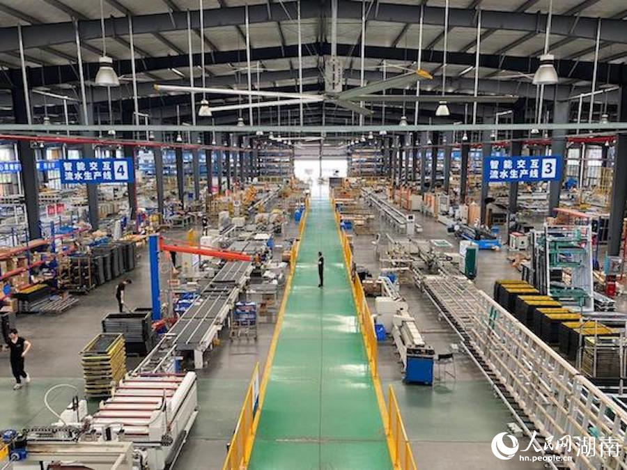 亘盛门窗生产车间。 人民网向宇摄