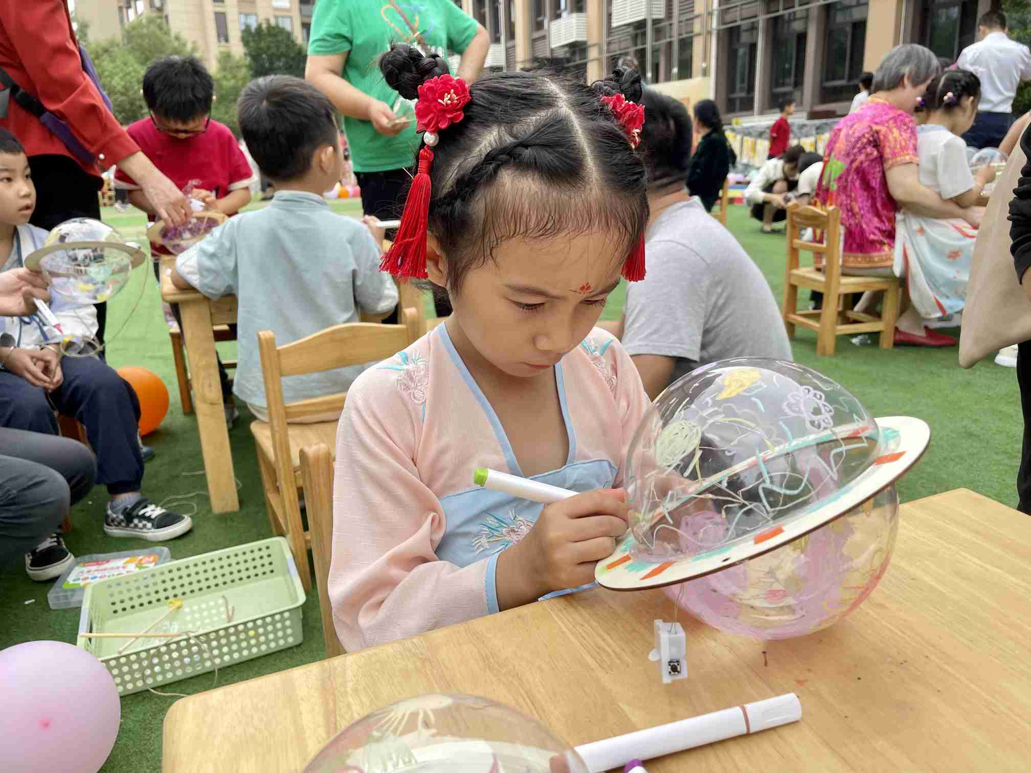 学生做手工庆节。单位供图