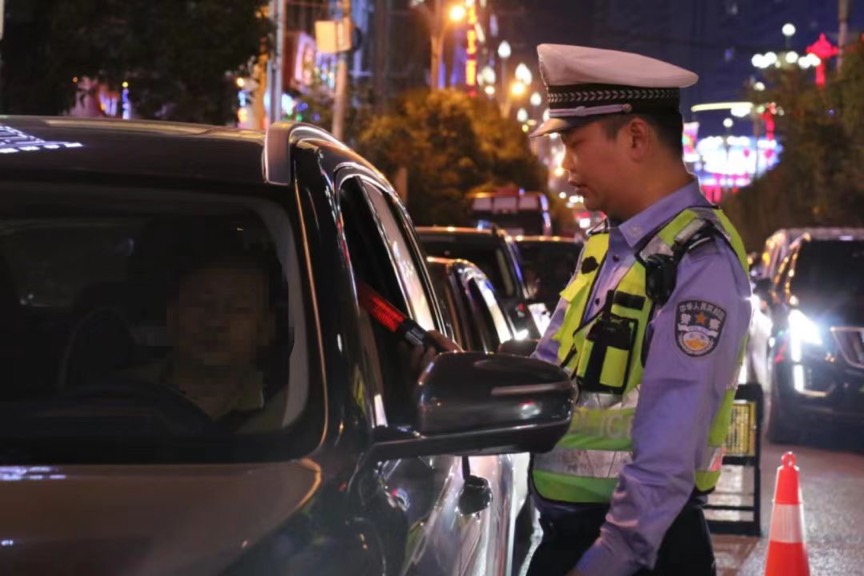 交警開展路面檢查。單位供圖