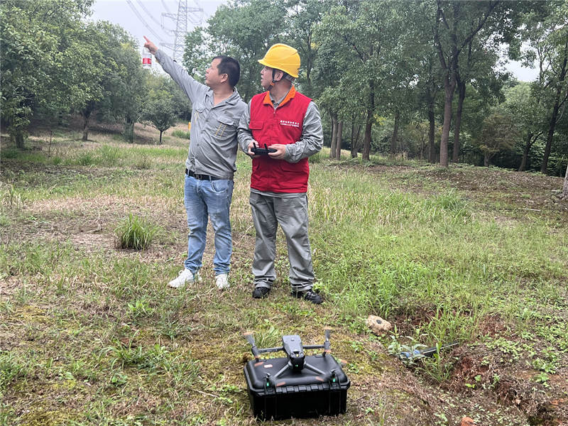 巡线员在进行无人机巡线。受访单位供图