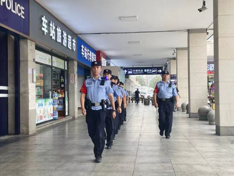 民警正在巡逻。吕颖 摄