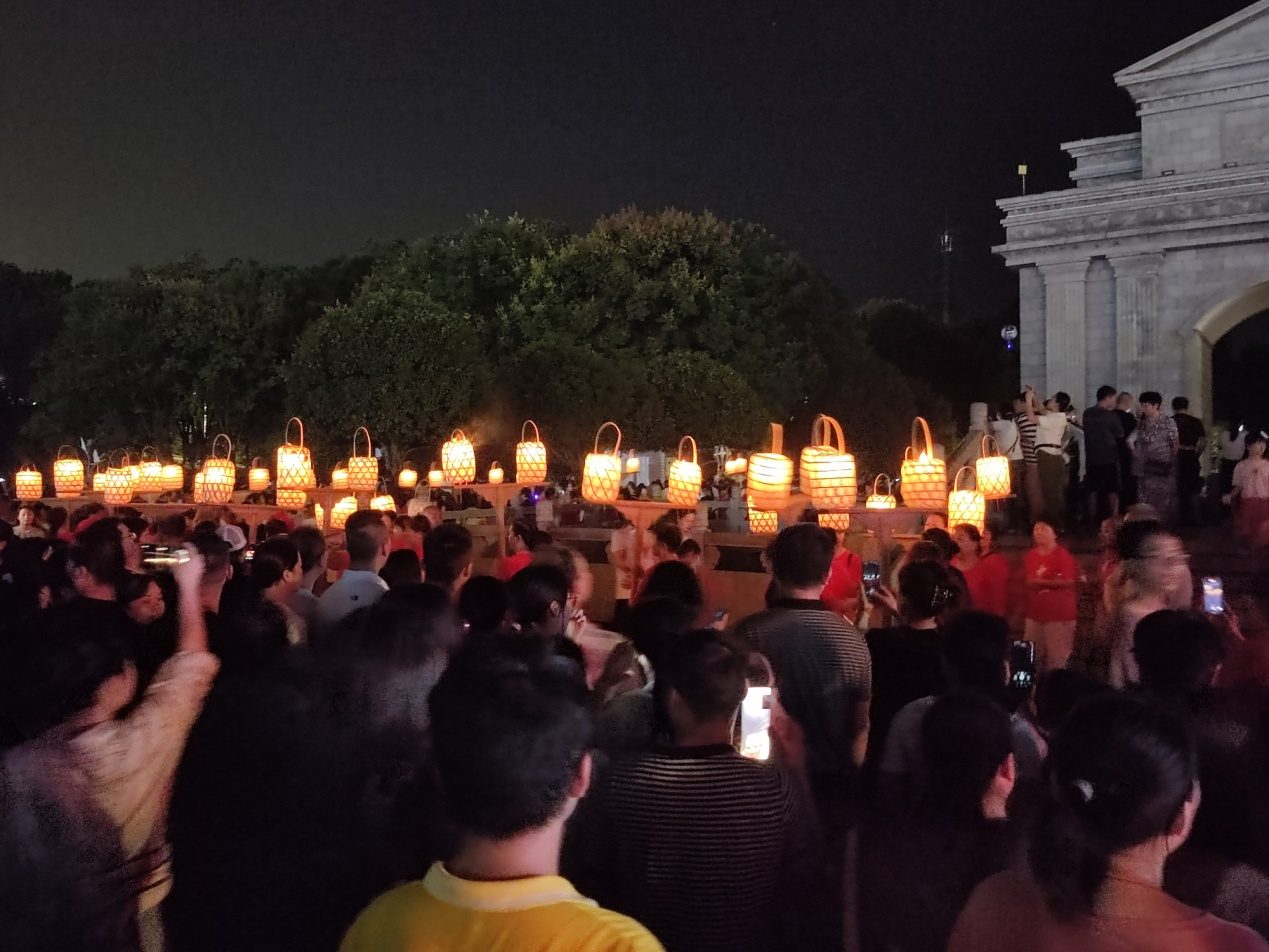巨洲“探灯”。黄星摄