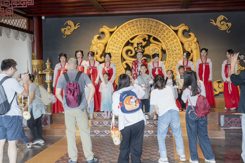 游客在拍照。受访单位供图