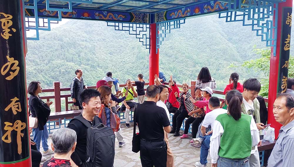 游客参观中华书山二酉山景区。瞿云摄