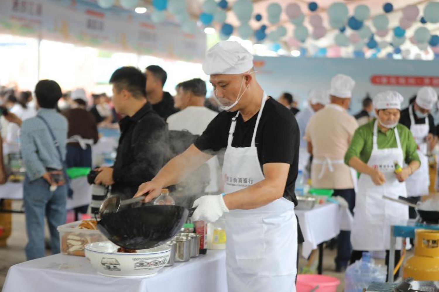 “攸县十大名菜”烹饪现场。单位供图