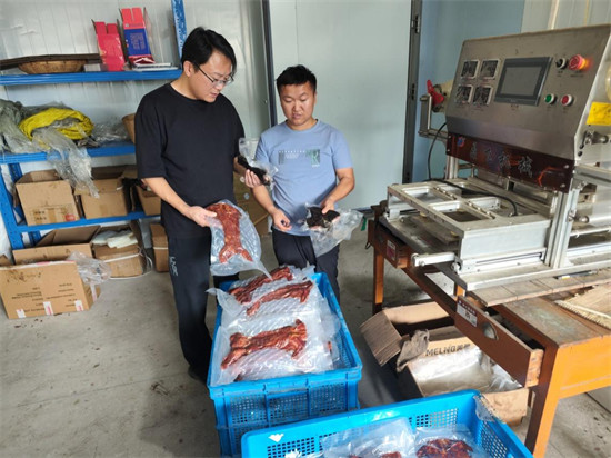 工作队指导稠清村农副食品加工厂工作。单位供图