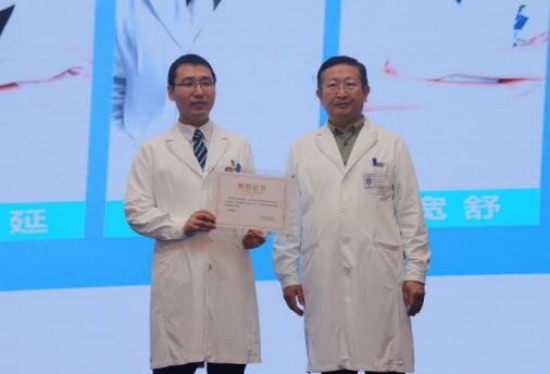 院长林丁(右一)为李宽舒博士颁发“爱尔眼科角膜及眼表学科博士宣讲团”证书。受访单位供图