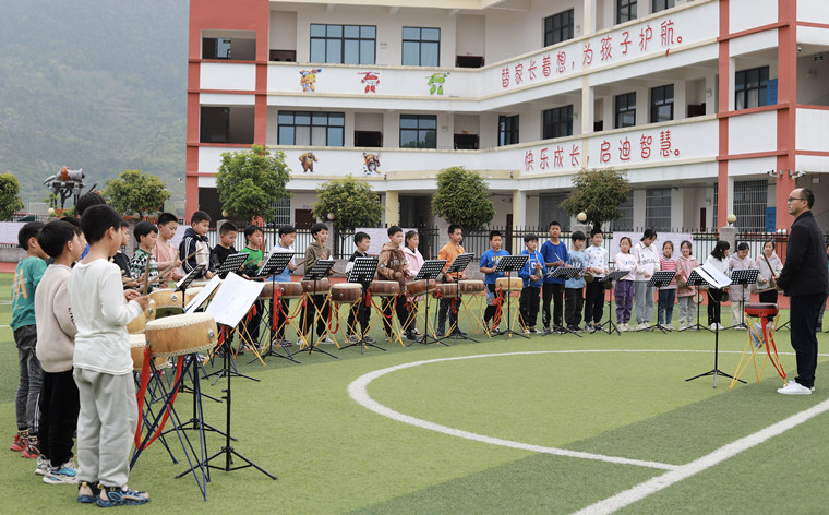 學生在龍山縣興隆九年制學校學唱三棒鼓。向碧波攝