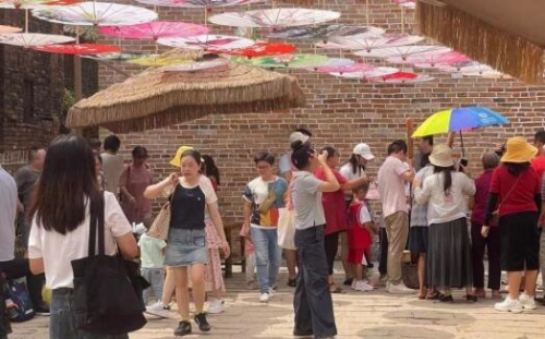 “双节”期间游客在勾蓝瑶寨体验民俗活动。县委宣传部供图