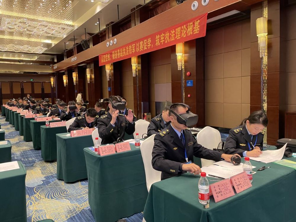 比武竞赛中执法人员使用VR眼镜。单位供图