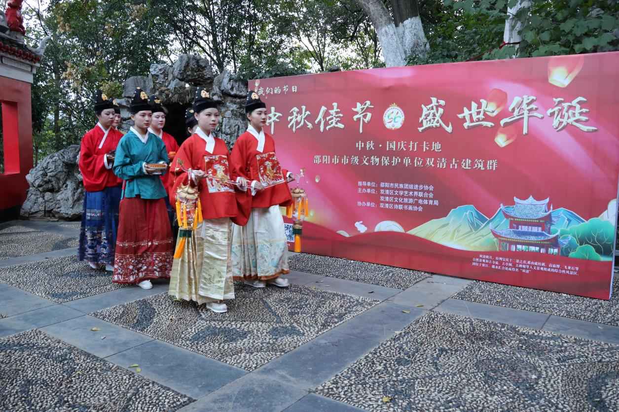 中秋佳节游客们沉浸式体验中秋汉服游园活动（单位供图）