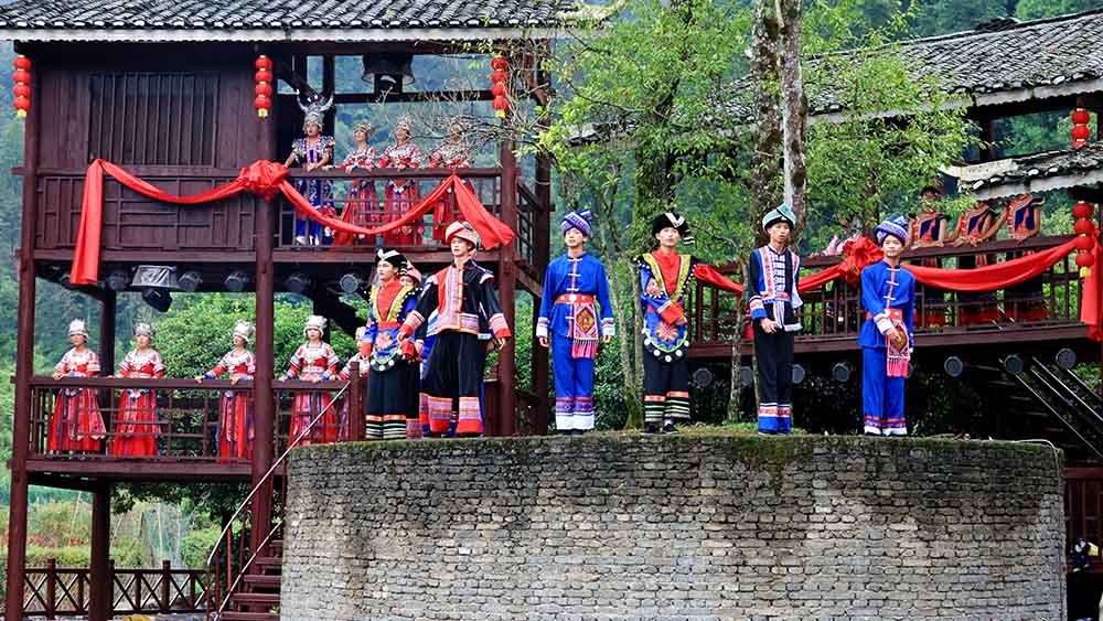 借母溪土家儿女着民族服饰迎宾客。邓浩然 摄影