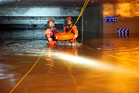 2020年增援四川抗洪抢险在乐山市紫云府小区抽排地下车库积水。邓友清摄