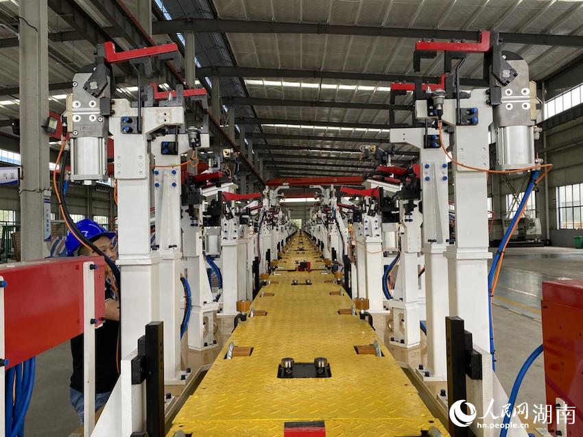 湖南同岡科技發展有限責任公司工業機器人自動化生產線。 人民網記者 向宇攝