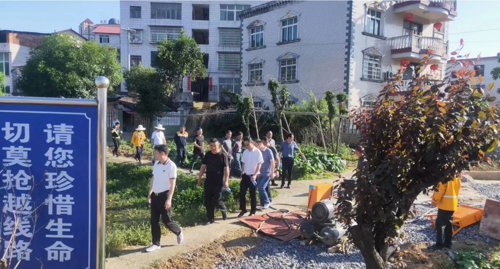 相关各部门推进火车东站K1300+435平改立工程建设。单位供图