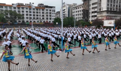 2023年全民健身日千人展演健身舞。新寧縣委統戰部供圖