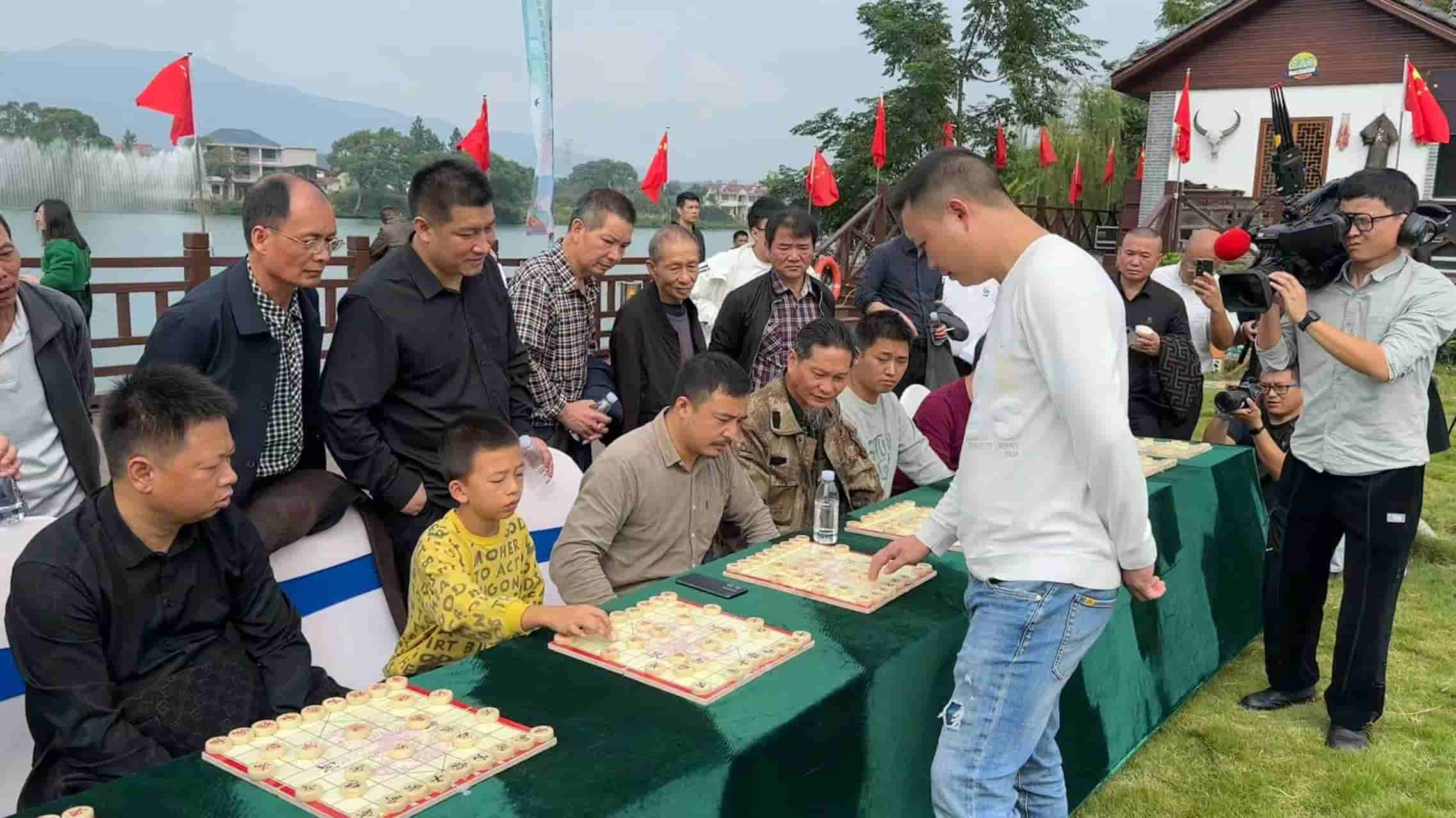 國際象棋大師王清與各棋手對弈。楊欣曄攝