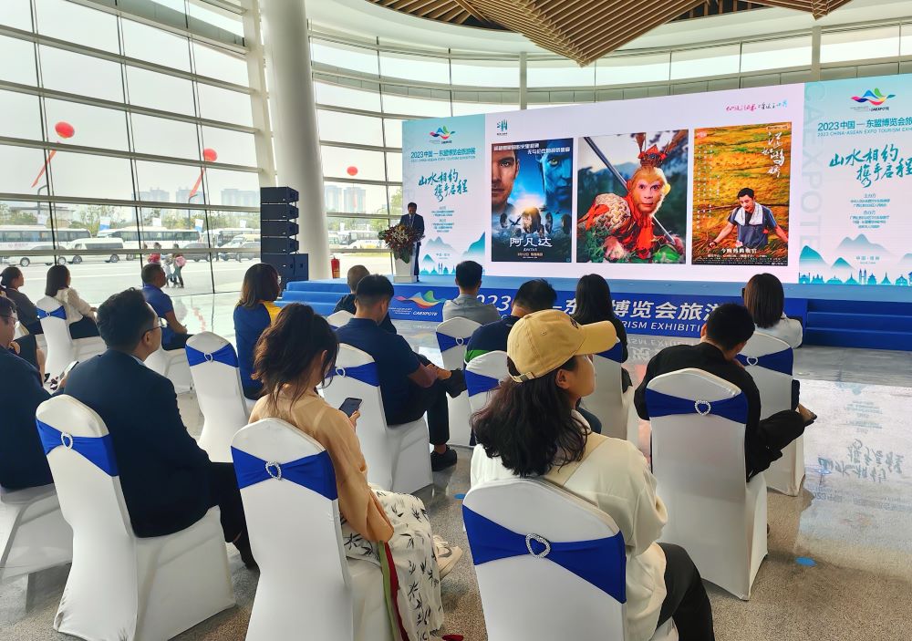 “仙境张家界”促销团在展会现场推介张家界文旅优质资源。吴勇兵摄