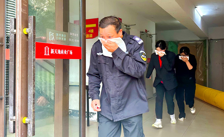 紧急疏散。岳阳消防供图